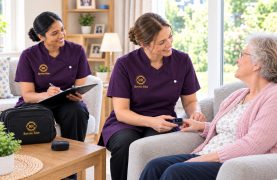Dementia Care – Homepage Service Revive Rise care professionals providing compassionate support to an older woman at home